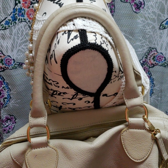 Audrey Brooke Cream Handbag - Picture 4 of 6
